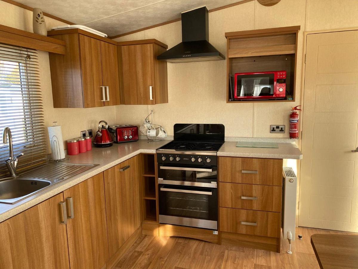 6 Berth Caravan With Decking At Manor Park In Hunstanton Ref 23017H Exterior foto