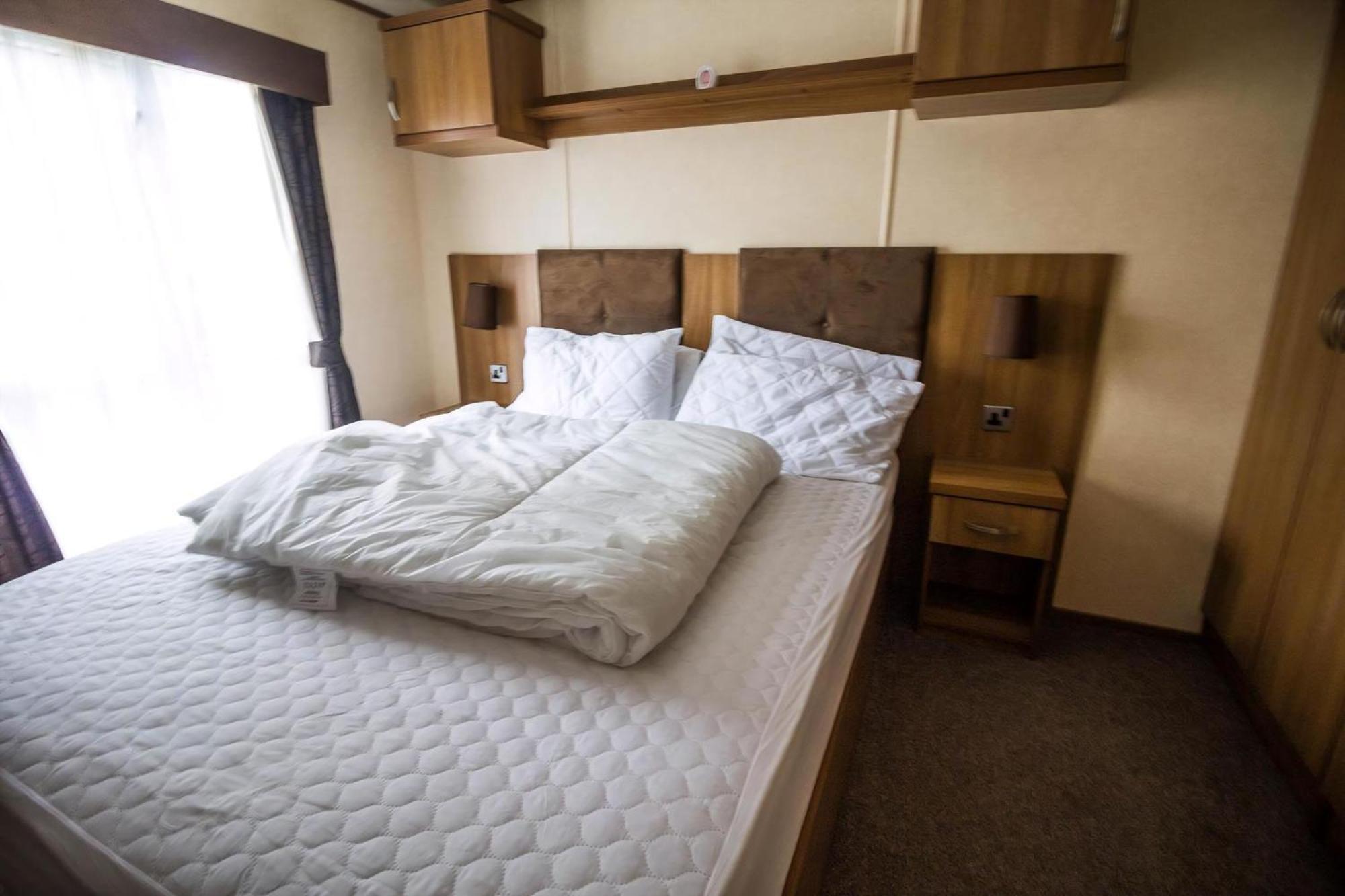 6 Berth Caravan With Decking At Manor Park In Hunstanton Ref 23017H Exterior foto