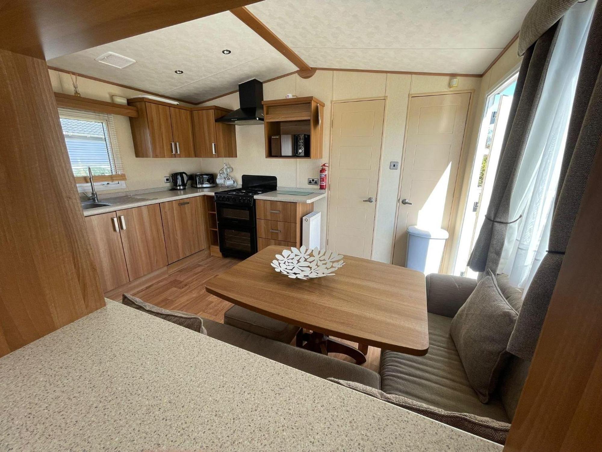 6 Berth Caravan With Decking At Manor Park In Hunstanton Ref 23017H Exterior foto